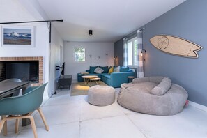 TV connectée, cheminée, livres, chaßne hi-fi