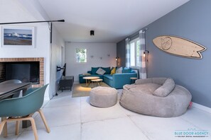 Smart TV, chimenea, libros y estéreo