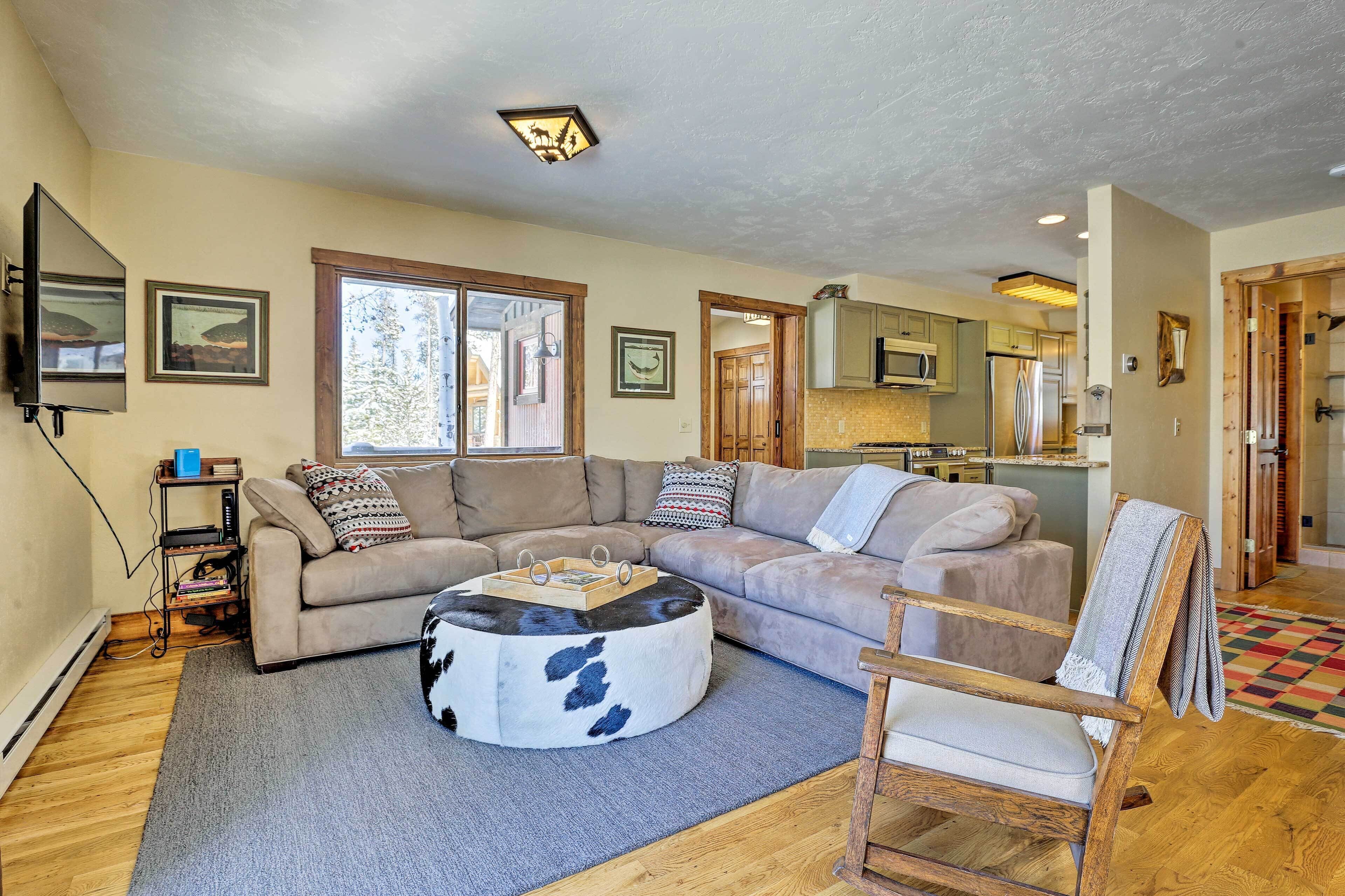 Spacious Grand Lake Cabin w/ Hot Tub & Deck