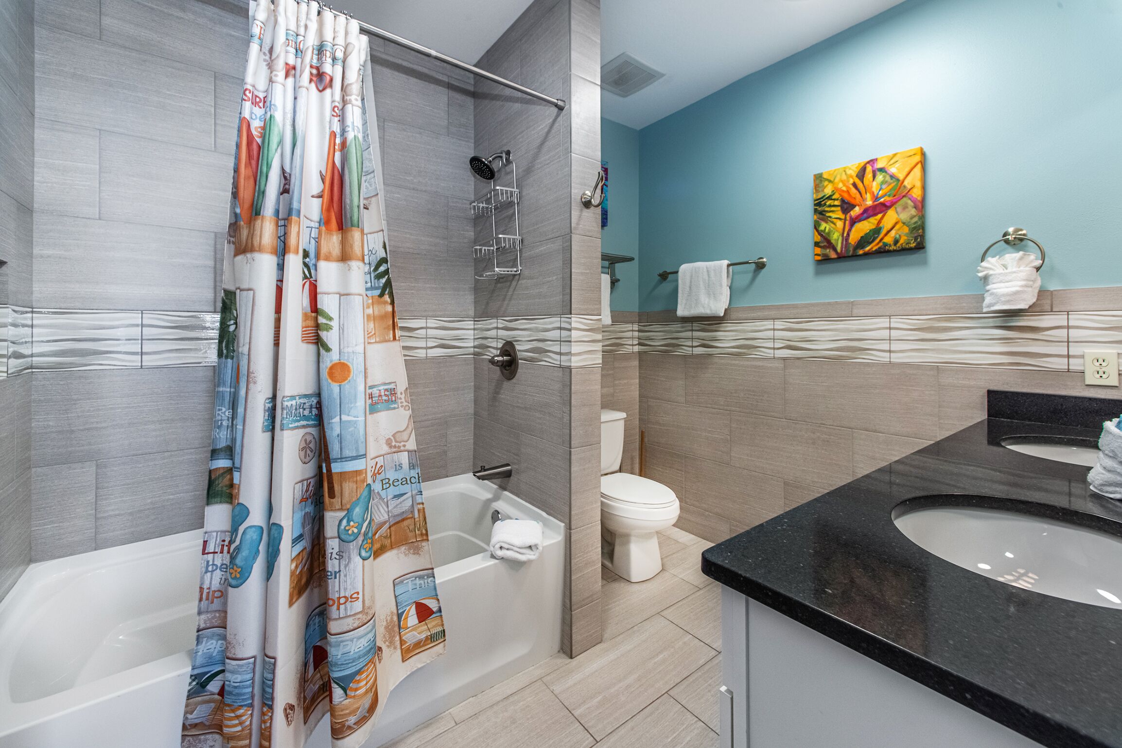 Ein modernes Badezimmer mit Badewanne, Dusche, Toilette und Waschbecken.