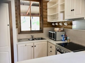 Fridge, microwave, oven, electric kettle - Kookaburra Downs - Romantic Couples Retreat. Halls Gap. Grampians. (Halls Gap)