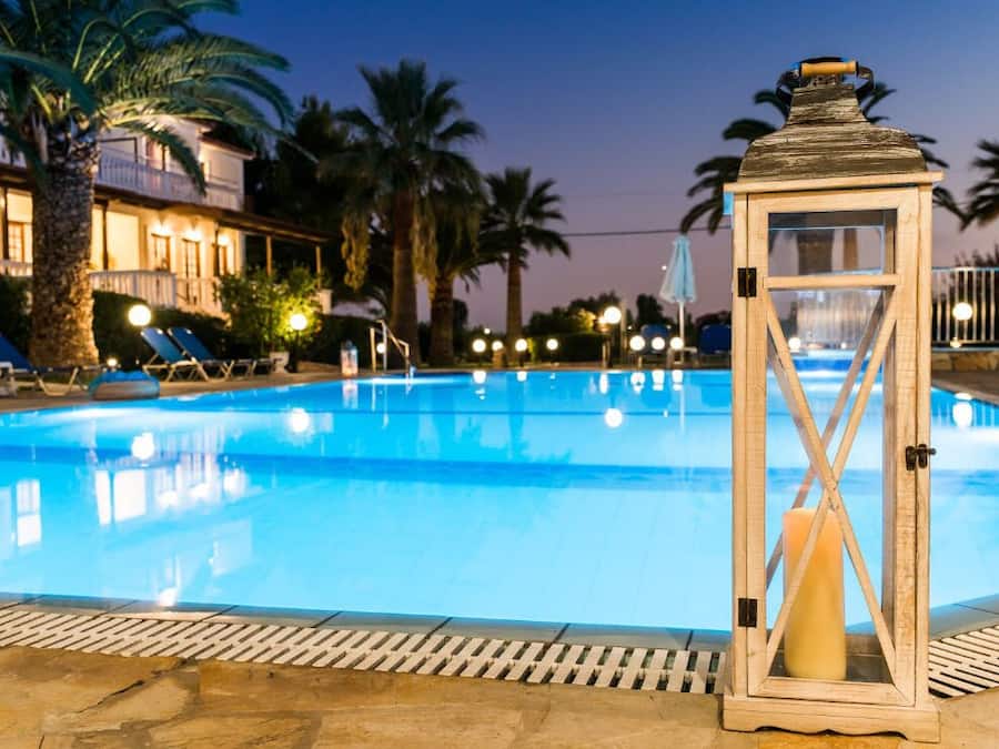 Sesongbasert utendørsbasseng og solsenger