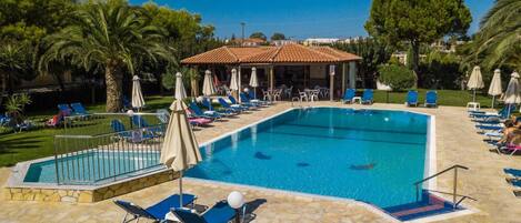 Alberca al aire libre por temporada y camastros