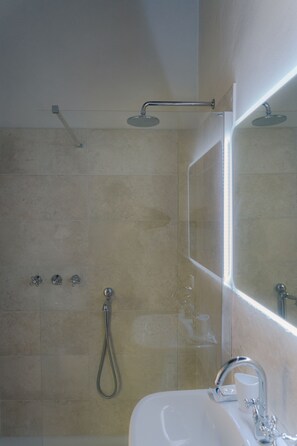 Douche, sèche-cheveux, bidet, serviettes fournies