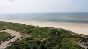 Una spiaggia nelle vicinanze, lettini da mare