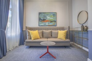 デザイン スイート | リビングルーム | 43 インチのスマートテレビ (衛星放送視聴可)、テレビ、最新映画