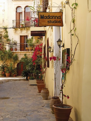 Exterior detail - Madonna (Chania)