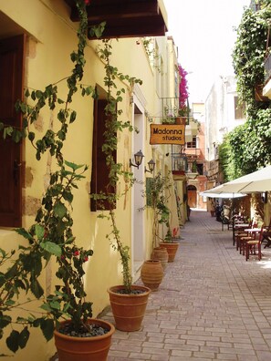 Exterior detail - Madonna (Chania)