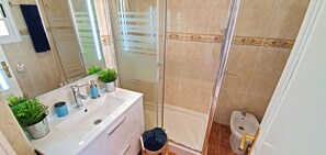 Chuveiro, secador de cabelo, bidê, toalhas de banho