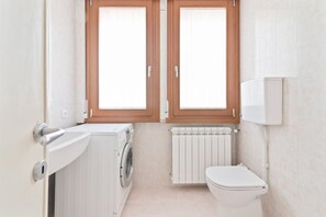 Dusche, Bidet, Handtücher