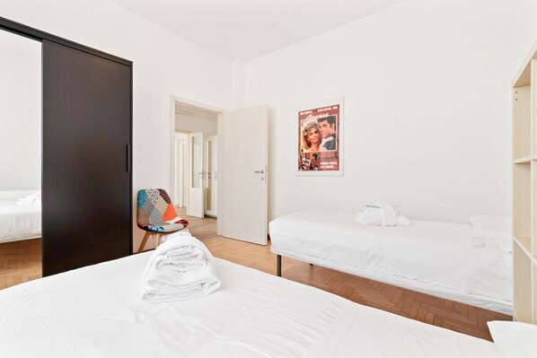 3 habitaciones, tabla de planchar con plancha, wifi y ropa de cama