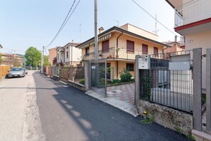 Exterior - Nice apartment perfect for 6 people.It is located in the Santa Rita district, a very quiet residential area that is easily reached both by public and private transport.Nearby you can find everything you need to better organize your stay: restaurants, piz (Padova)