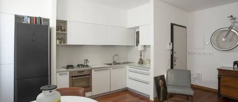 Fridge, oven, stovetop, dishwasher