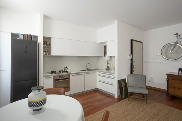 Fridge, oven, stovetop, dishwasher