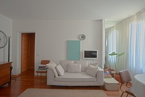 TV - GuestHost - 50 sq.mt design apartment located on the second floor of a characteristic period building with a lift.Just a few minutes walk from PADUA STATION and Trieste tram stop.Proximity to Scrovegni Chapel, the medieval centre and the Basilica of Sa (Padova)