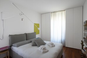1 habitación, tabla de planchar con plancha, wifi y ropa de cama
