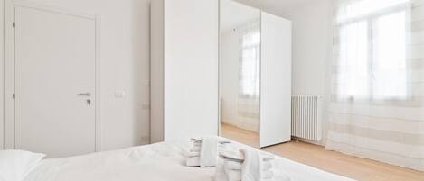 2 bedrooms, iron/ironing board, Internet