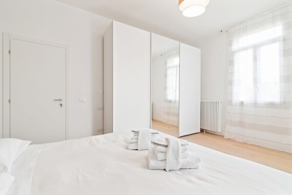 2 bedrooms, iron/ironing board, internet