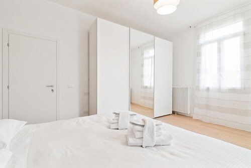 GuestHost - Comfortable and bright apartment ideal for 4 people is located close to the sixteenth-century walls of Padua, a few steps from Prato della Valle and the Basilicas of Sant'Antonio and Santa Giustina. The house is equipped with every comfort in