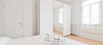 GuestHost - Comfortable and bright apartment ideal for 4 people is located close to the sixteenth-century walls of Padua, a few steps from Prato della Valle and the Basilicas of Sant'Antonio and Santa Giustina. The house is equipped with every comfort in