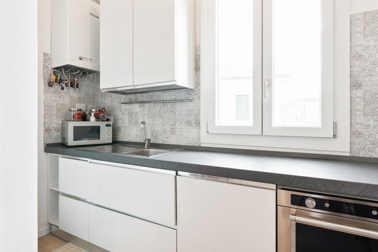 Frigorifero, microonde, forno, piano cottura