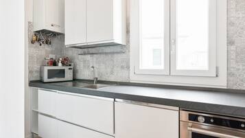 Frigorifero, microonde, forno, piano cottura