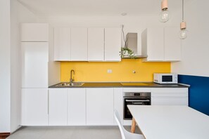 Een microgolfoven, een oven, een kookplaat, een vaatwasser