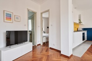 Interior - Comfortable attic apartment with a large furnished terrace is perfect for 3 people, it is located a few meters from the Carducci metro station. We are also a stone's throw from the hospitals (CTO, Molinette, Cellini) and the Parco del Valentino and it is (Torino)