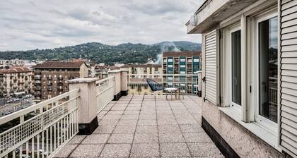 Comfortable attic apartment with a large furnished terrace is perfect for 3 people, it is located a few meters from the Carducci metro station. We are also a stone's throw from the hospitals (CTO, Molinette, Cellini) and the Parco del Valentino and it is