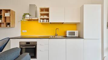 Frigorifero, microonde, forno, piano cottura