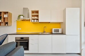 冷蔵庫、電子レンジ、オーブン、コンロ