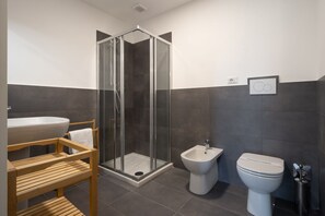 Douche, sèche-cheveux, bidet, serviettes fournies