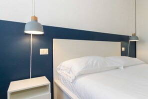 2 habitaciones, tabla de planchar con plancha, wifi y ropa de cama 