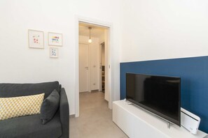 Living area - A comfortable apartment ideal for 2 people is just a few steps from the Carducci metro station, bus stops and a few hundred meters from Turin's main hospitals. Very well connected to the Porta Nuova and Porta Susa railway stations and to the Lingotto sta (Torino)