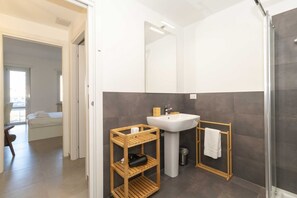 Regadera, secadora de cabello, bidet, toallas 
