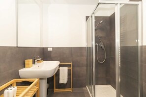 Dusj, hårføner, bidé og håndklær