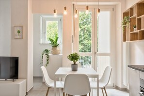 Dining - GuestHost - Cozy studio located just a few meters from the metro, which can take you to the center and even less to the very crowded San Salvario. We are a short walk from the Po River Park, the most important exhibition centers, Lingotto, the most renow (Torino)
