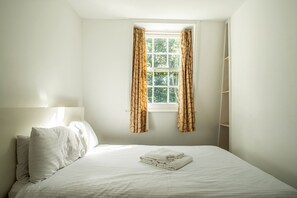 3 habitaciones, tabla de planchar con plancha, wifi y ropa de cama 