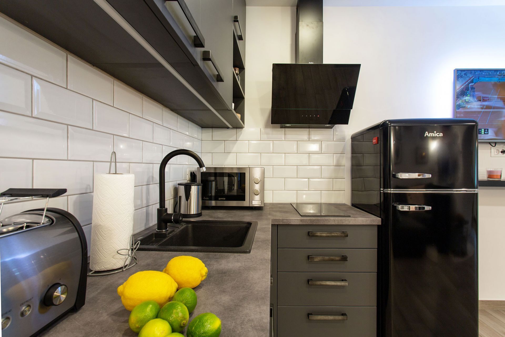 Basic Apartment | Private kitchen | Full-sized fridge, microwave, oven, stovetop