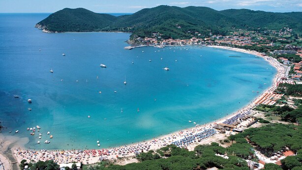 A coastal town with a beach, boats, and hills in the background. - Victoria Mobilehome Camping Ville Degli Ulivi (Campo nell'Elba)