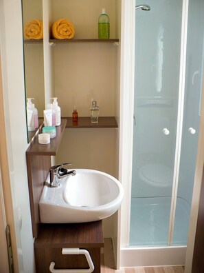 Mobile Home | Bathroom | Shower, towels