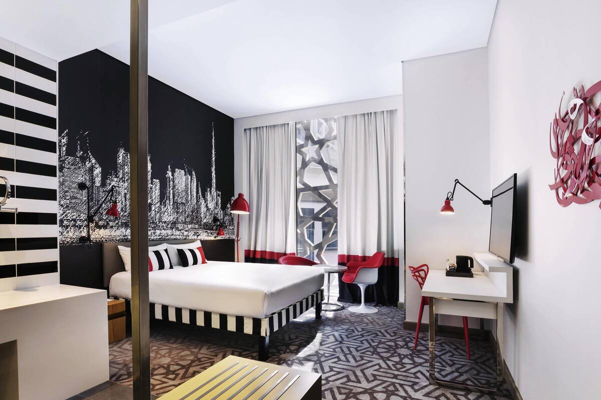 Standard Room | Brankas, meja kerja, ruang kerja ramah laptop, dan tirai kedap cahaya