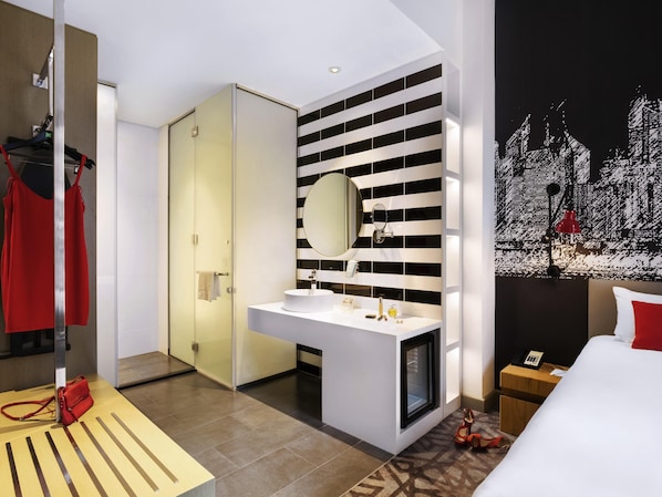 Cofres nos quartos, individualmente decorados, escrivaninha