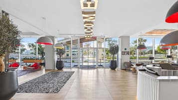 Cofres nos quartos, individualmente decorados, escrivaninha