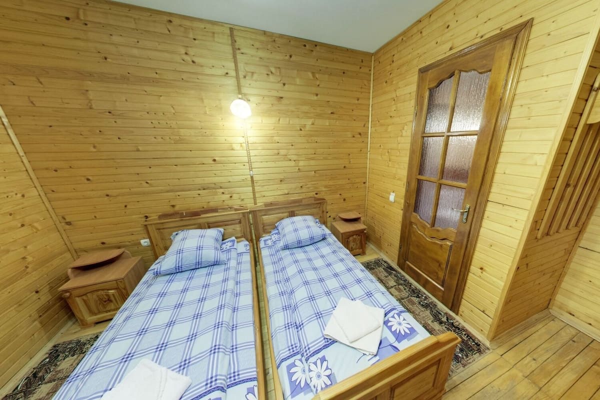 Habitación estándar con 2 camas individuales | Minibar, tabla de planchar con plancha, wifi gratis y ropa de cama