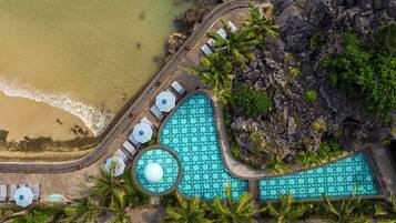 2 outdoor pools, pool loungers