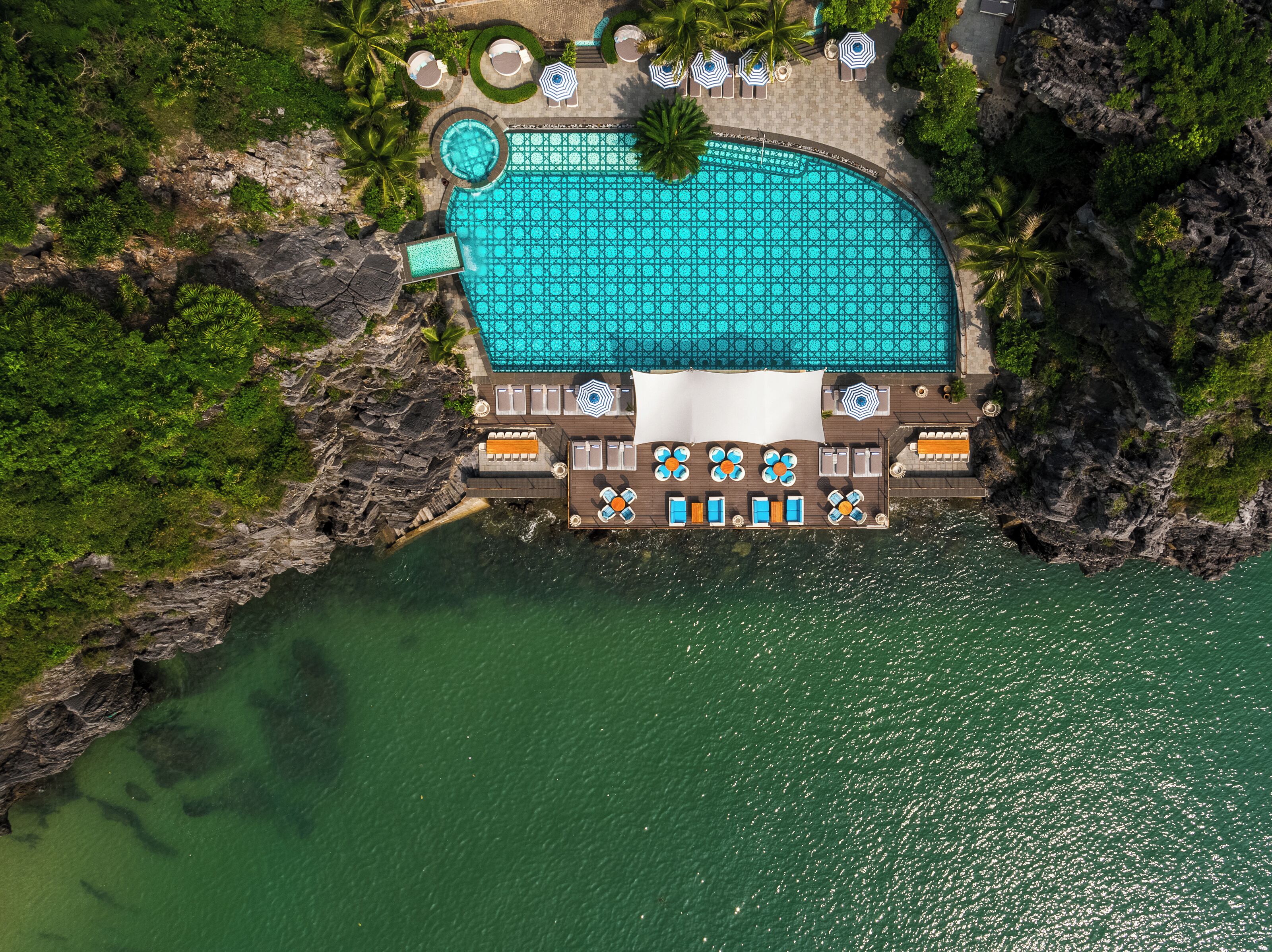 2 outdoor pools, pool loungers