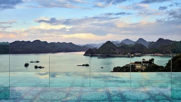 2 outdoor pools, pool loungers