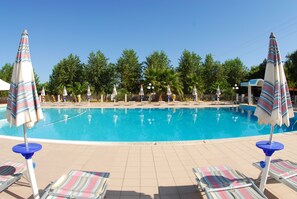 Seasonal outdoor pool, pool umbrellas, pool loungers - Victoria Mobilehome Stella del Sud Camping Villaggio (Rodi Garganico)