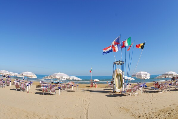 Private beach, sun-loungers, beach umbrellas - Victoria Mobilehome Stella del Sud Camping Villaggio (Rodi Garganico)